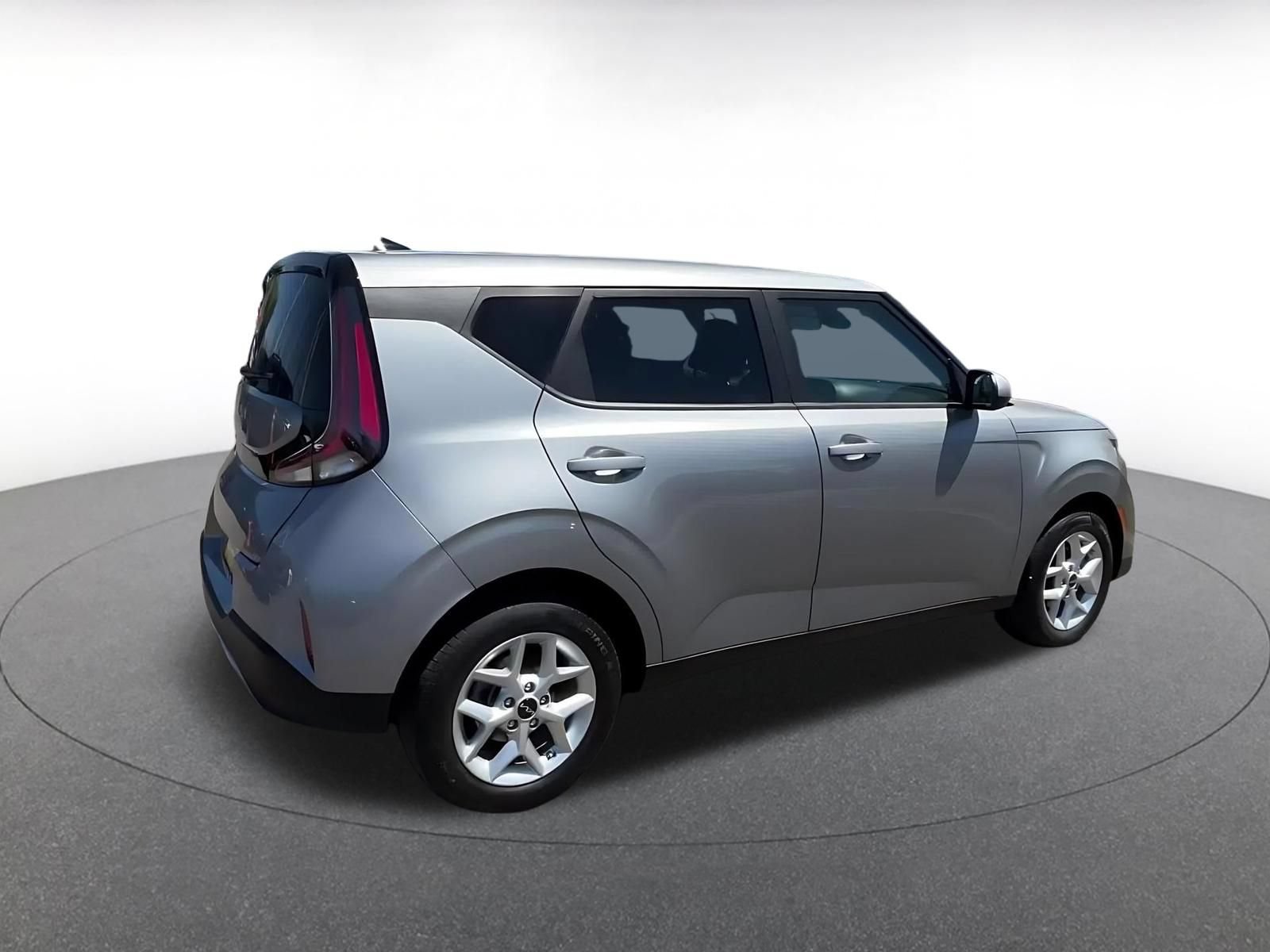 Used 2025 Kia Soul LX w/ LX Technology Package FWD image 14