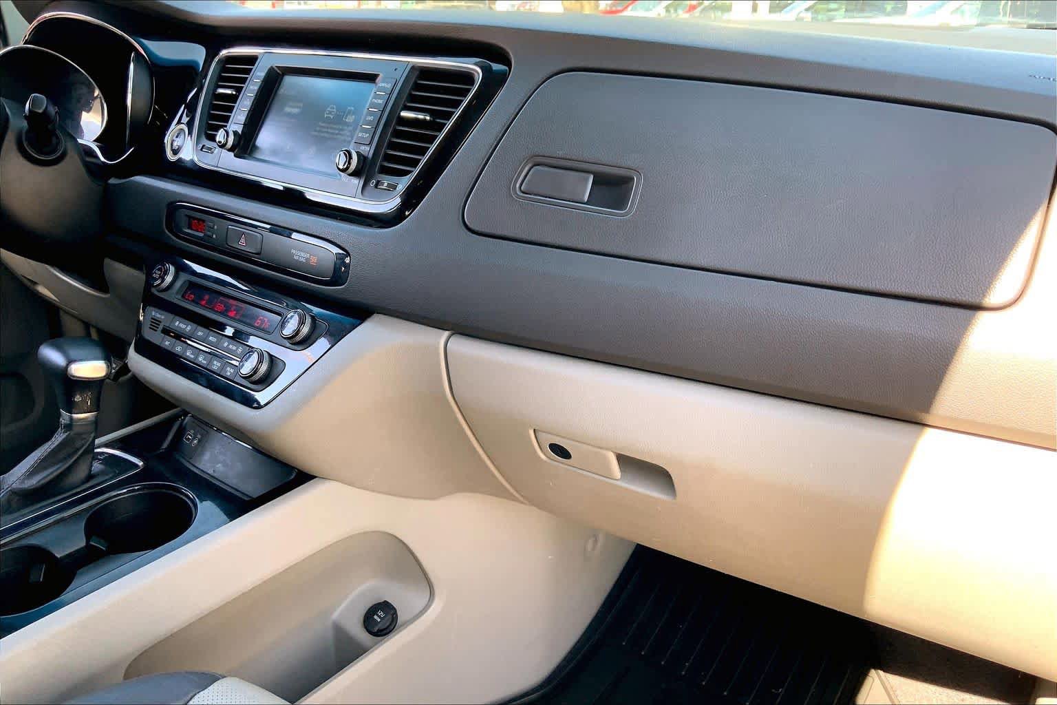 Used 2017 Kia Sedona EX FWD image 19