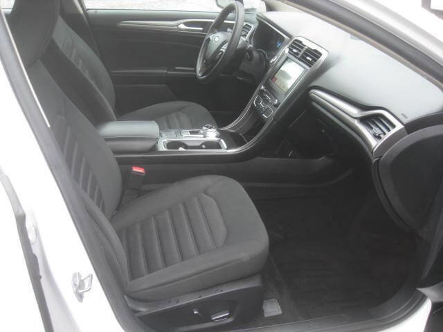 Used 2018 Ford Fusion SE w/ Fusion SE Technology Package image 17