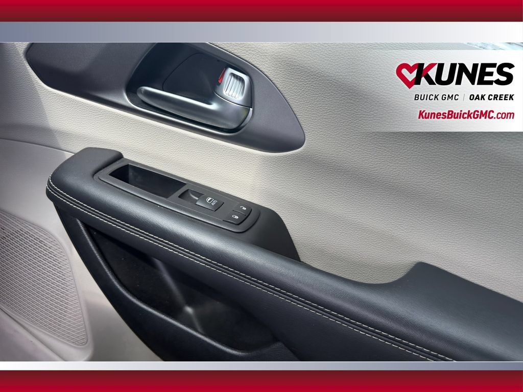 Used 2023 Chrysler Pacifica Touring-L FWD image 38