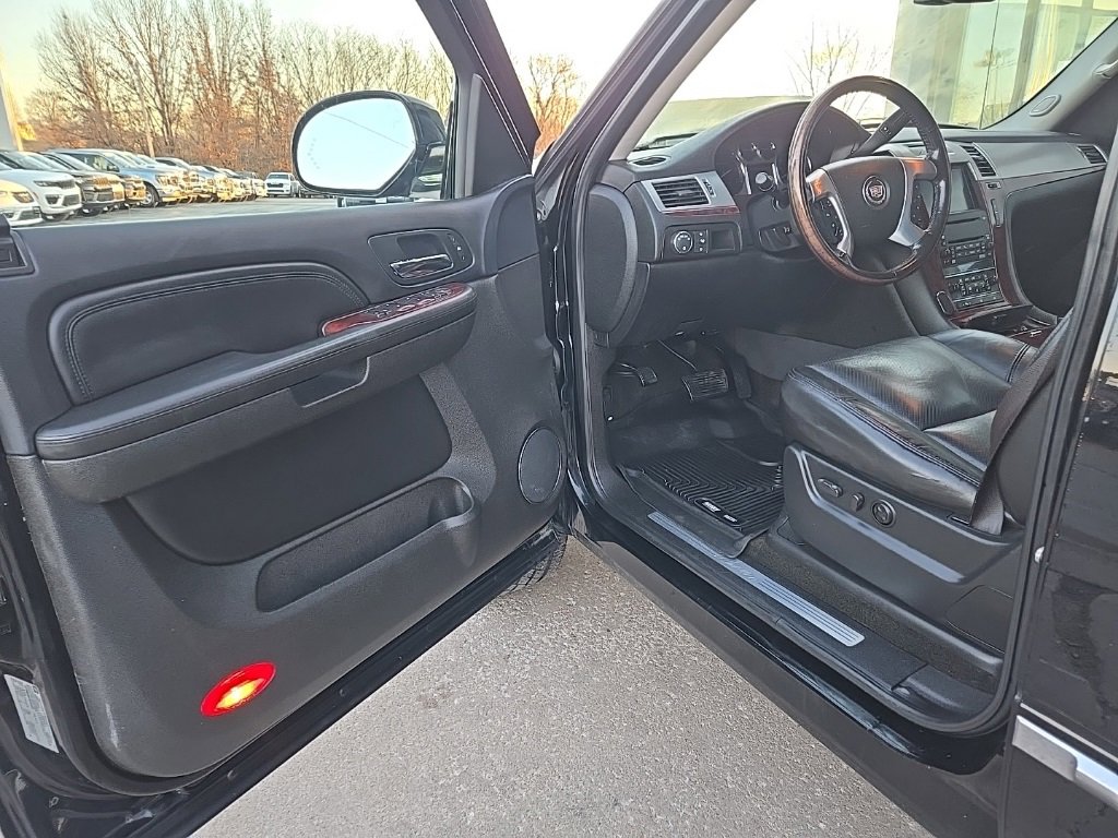 Used 2007 Cadillac Escalade EXT w/ Information Package image 38