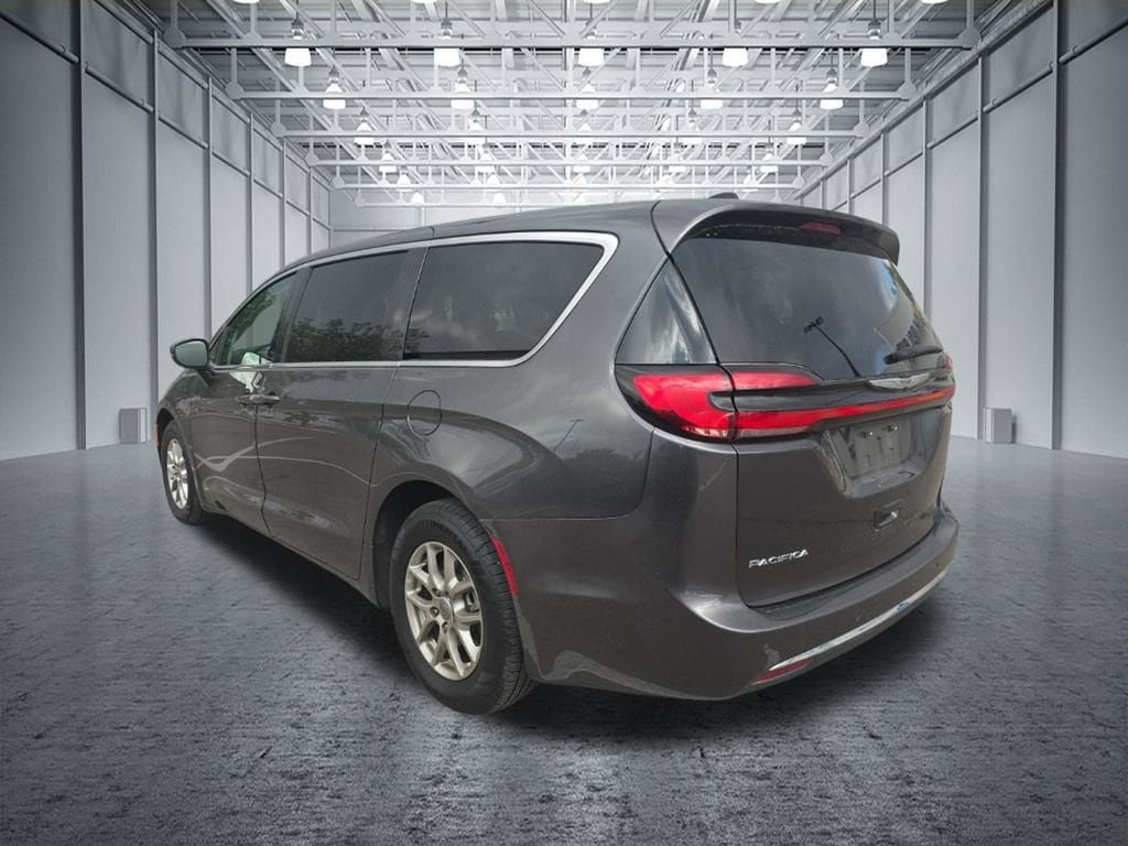 Used 2023 Chrysler Pacifica Touring-L FWD image 4