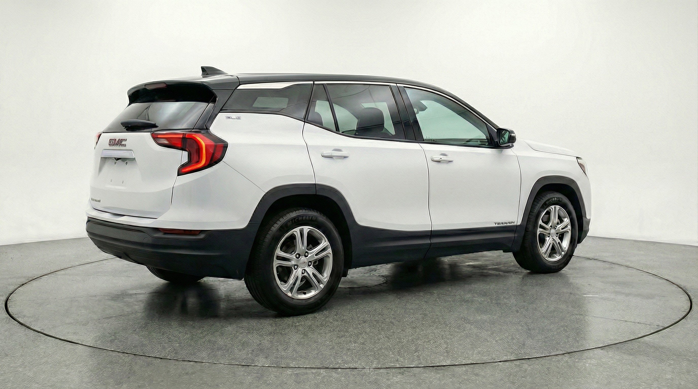 Used 2024 GMC Terrain SLE image 9