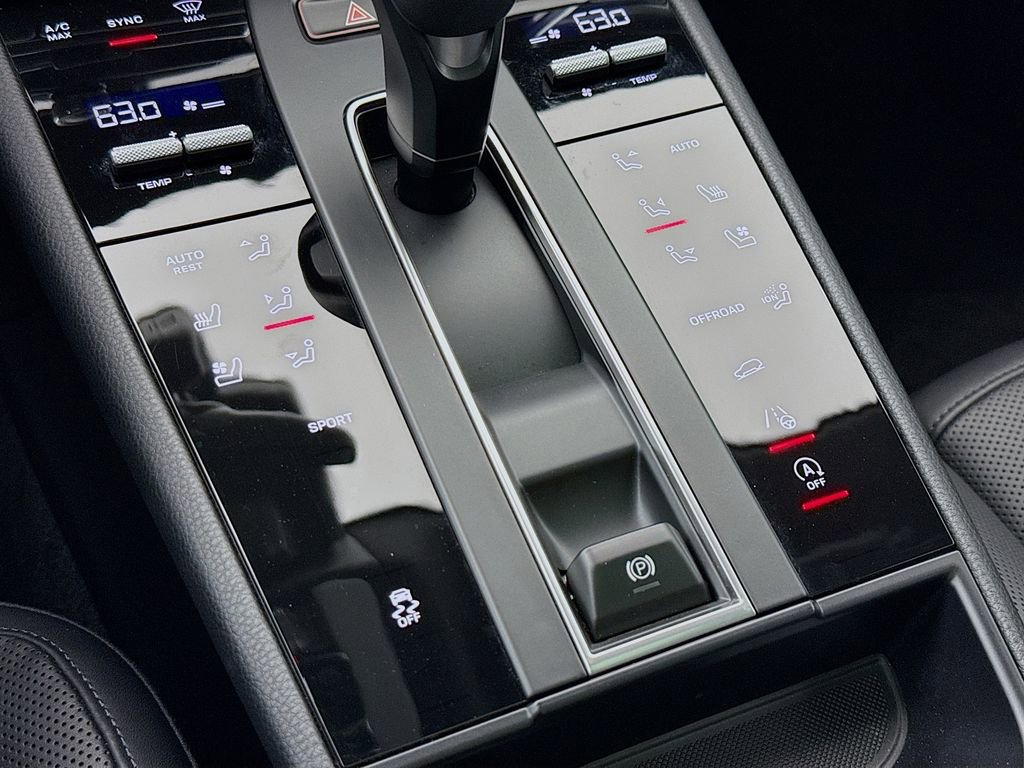 Certified 2025 Porsche Macan AWD/4WD image 23
