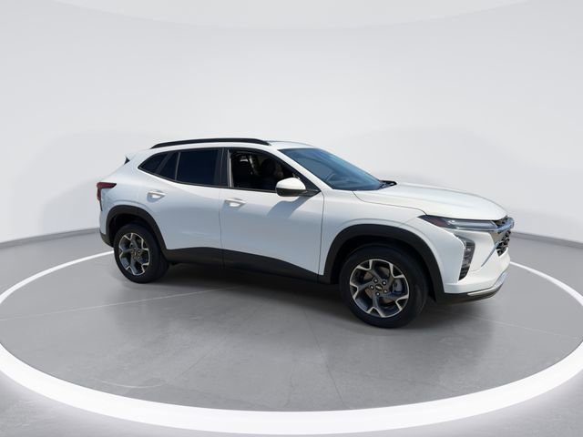 Used 2026 Chevrolet Trax LT w/ Sunroof Package image 2