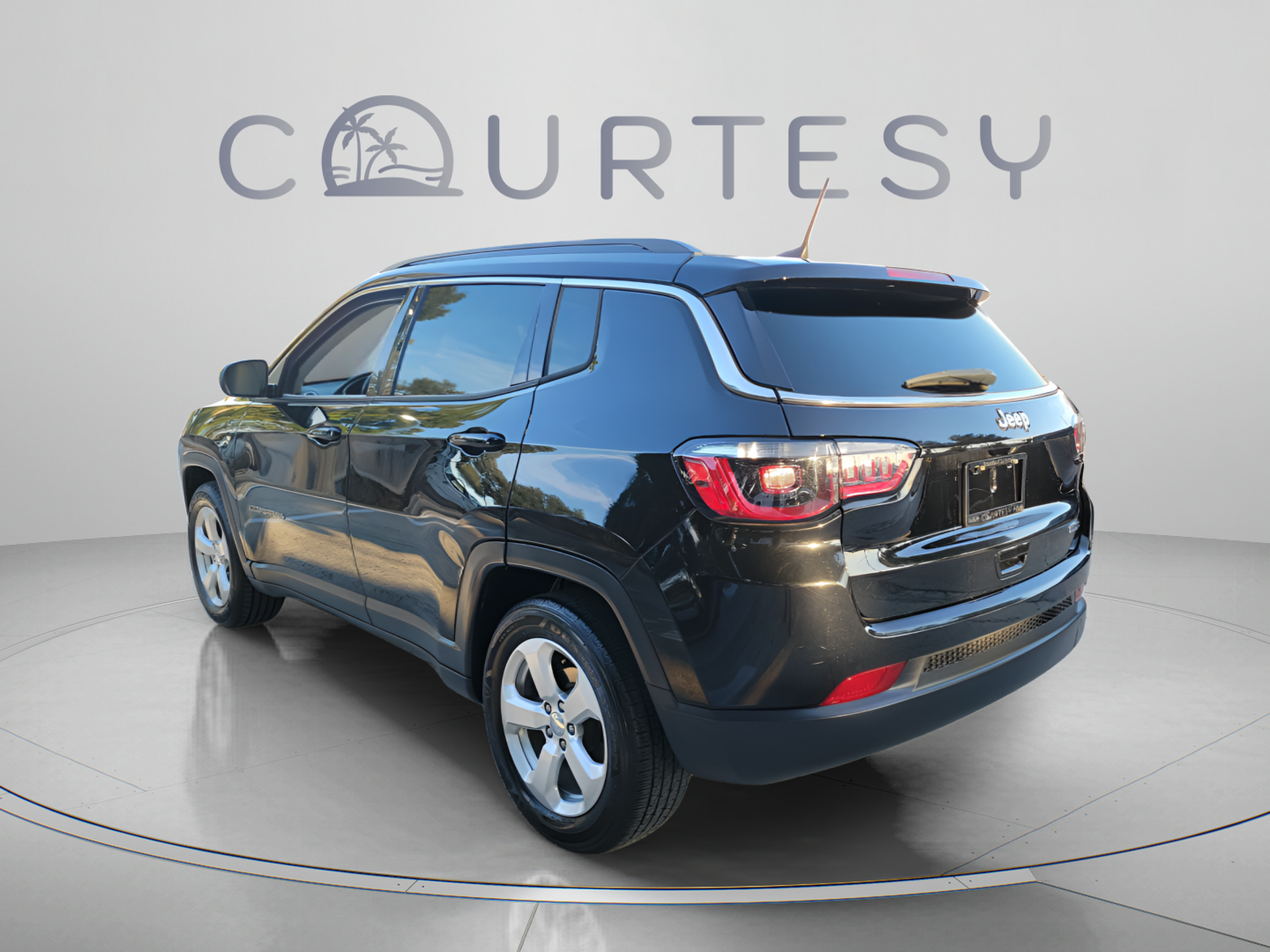 Used 2021 Jeep Compass Latitude FWD image 2