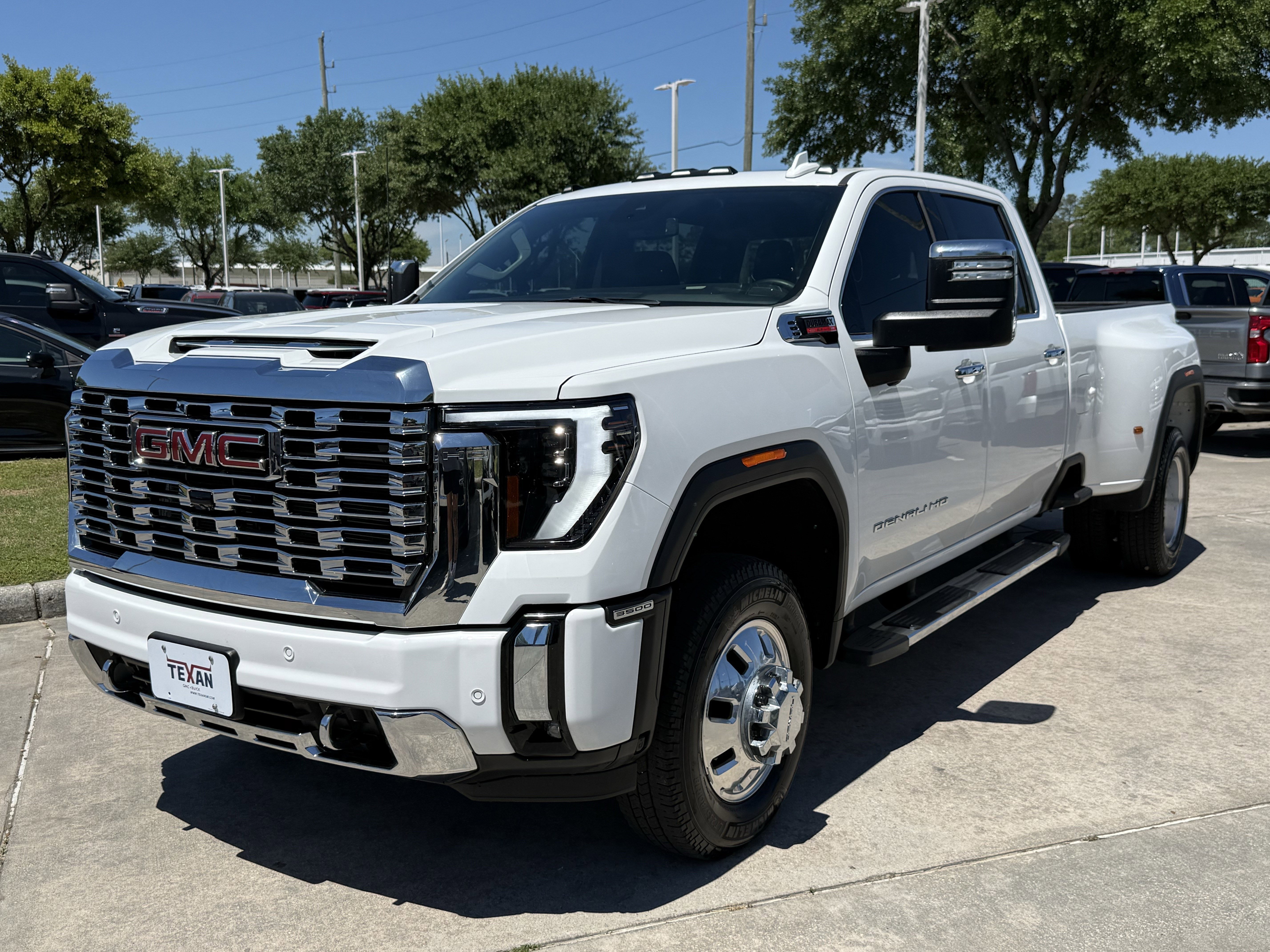 Used 2025 GMC Sierra 3500 Denali AWD/4WD image 9