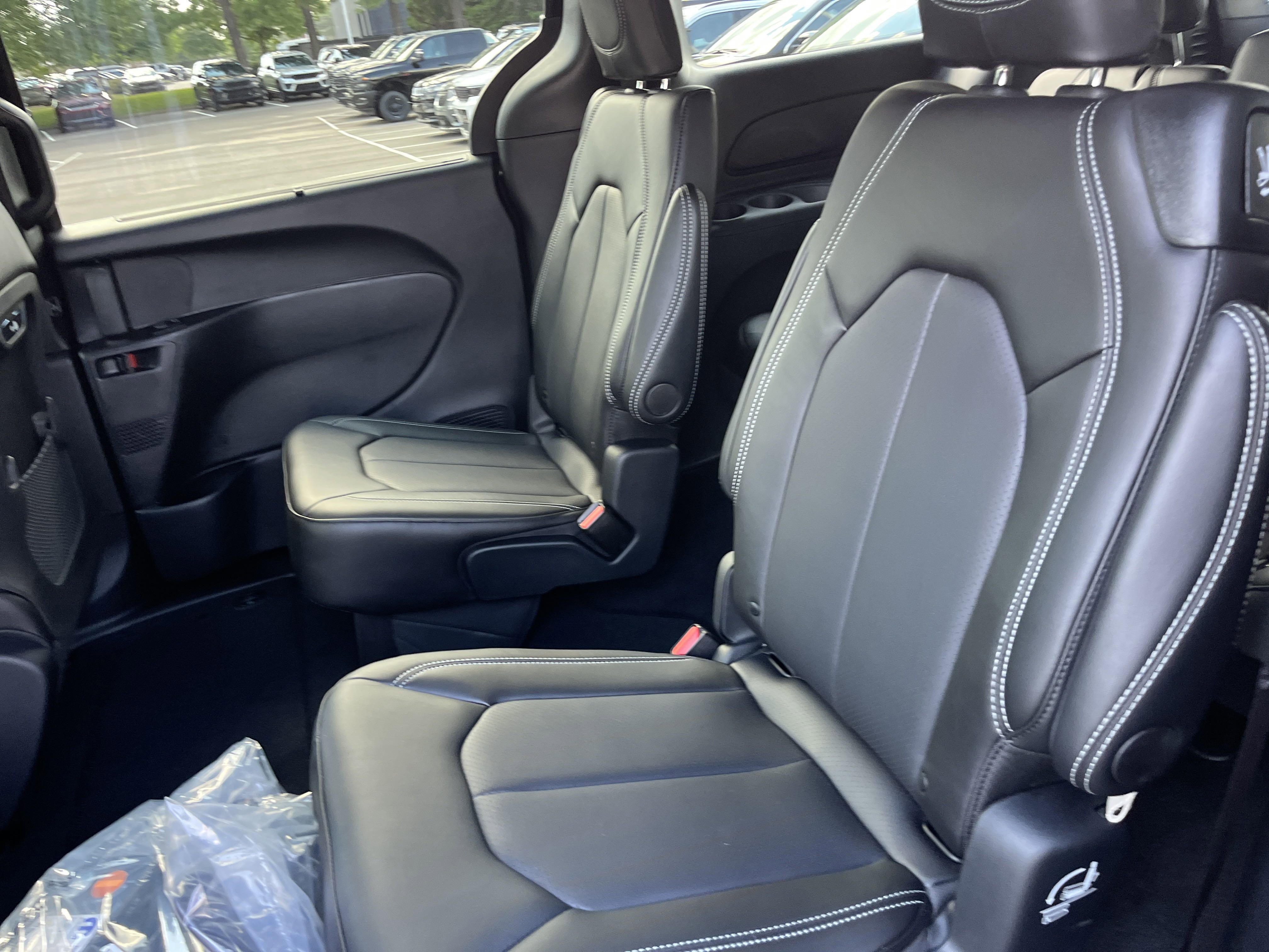New 2025 Chrysler Pacifica Select FWD image 6