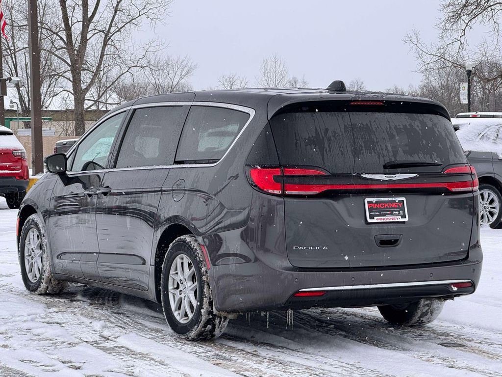 Used 2023 Chrysler Pacifica Touring-L image 7