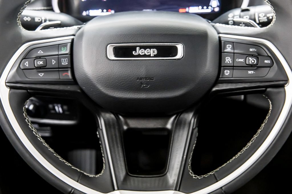 Used 2023 Jeep Grand Cherokee Laredo AWD/4WD image 24