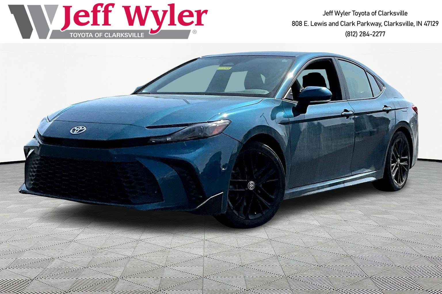 Used 2025 Toyota Camry SE image 1