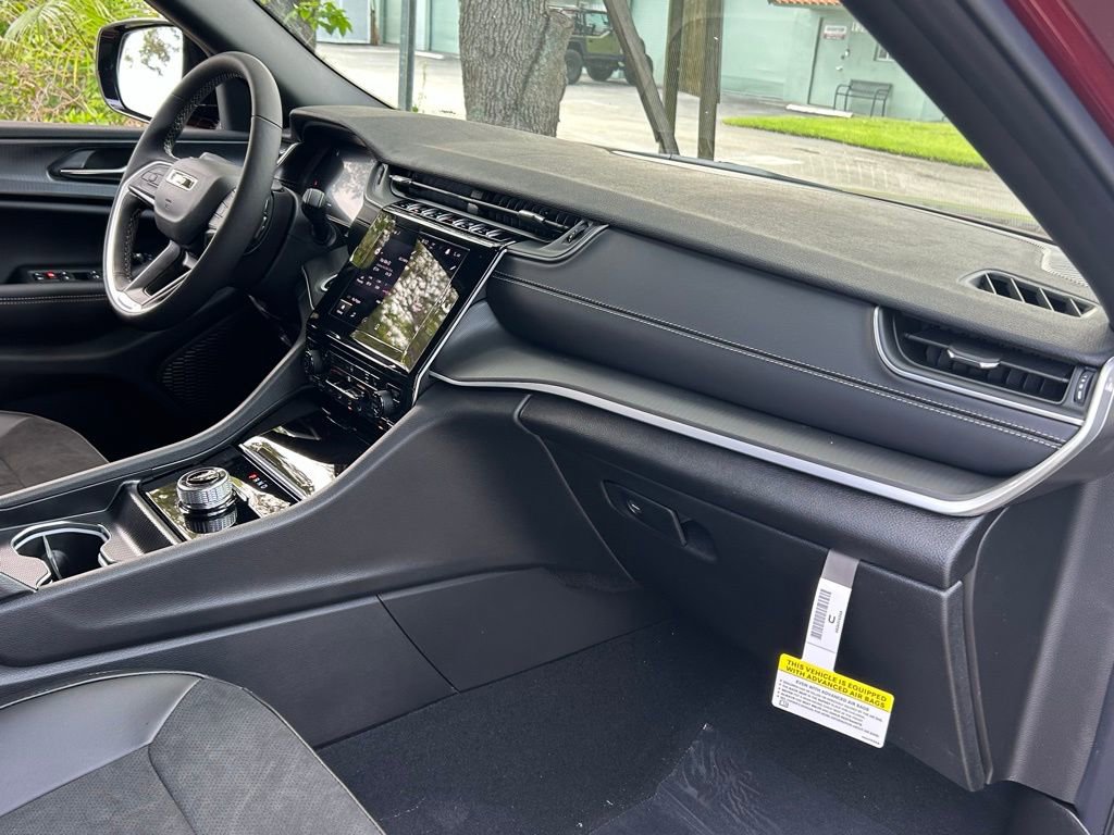 New 2025 Jeep Grand Cherokee Altitude image 30