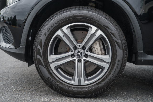 Used 2019 Mercedes-Benz GLC 350e 4MATIC w/ Premium Package image 18