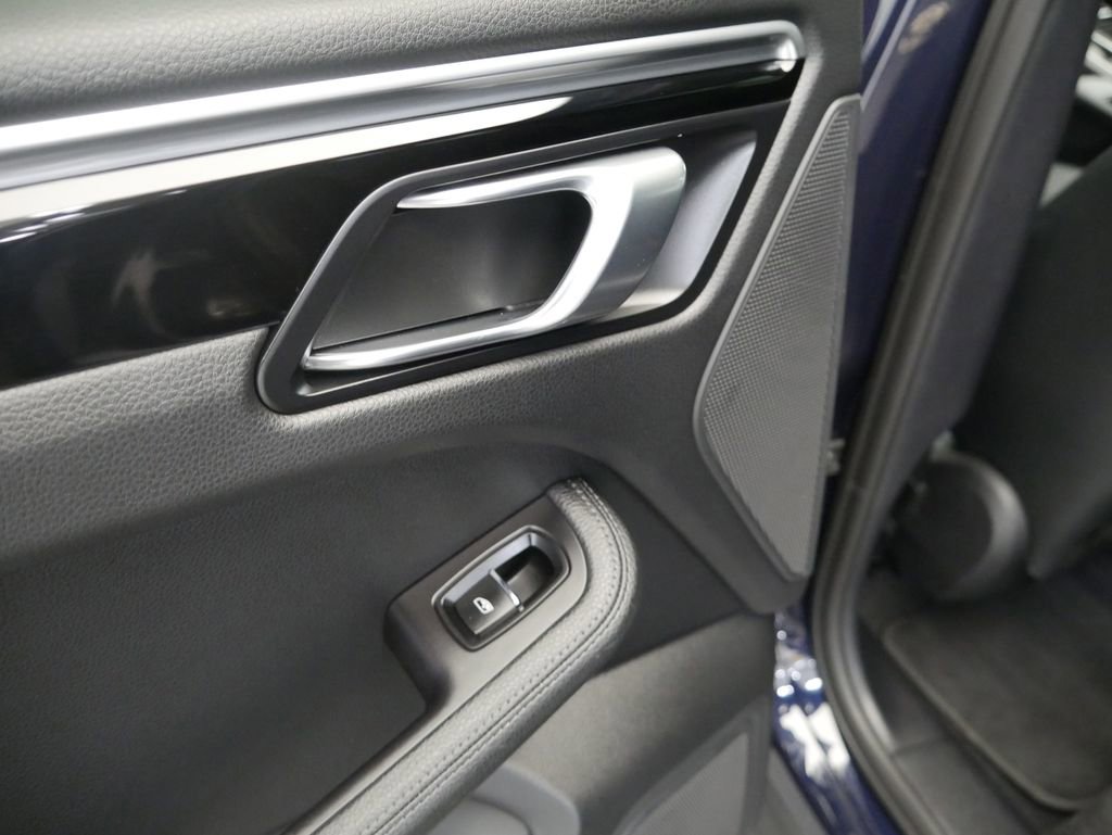 Certified 2023 Porsche Macan image 20