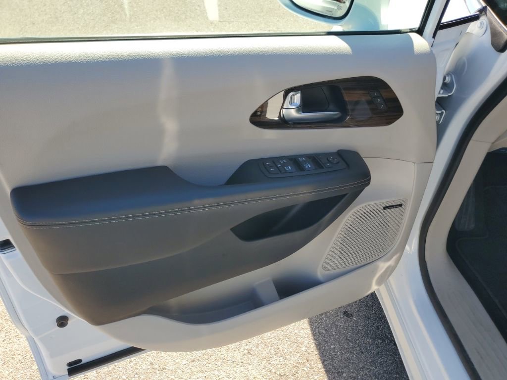 Used 2022 Chrysler Pacifica Limited image 8