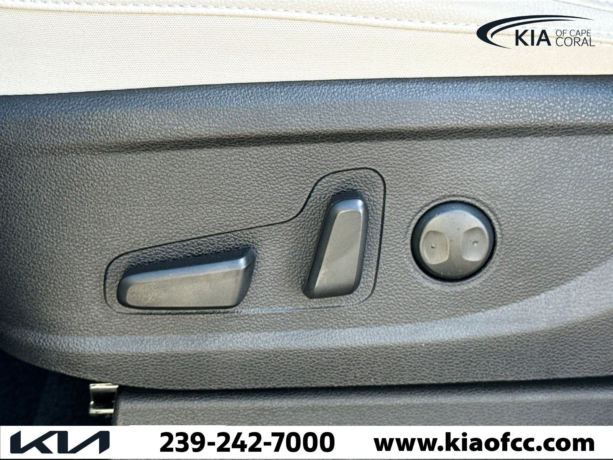 Used 2025 Kia Telluride EX w/ EX Captain's Chair Package image 25