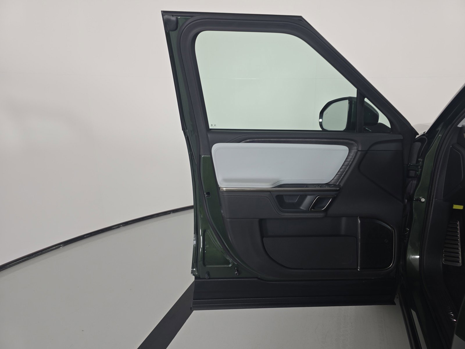 Used 2024 Rivian R1S Adventure AWD/4WD image 16