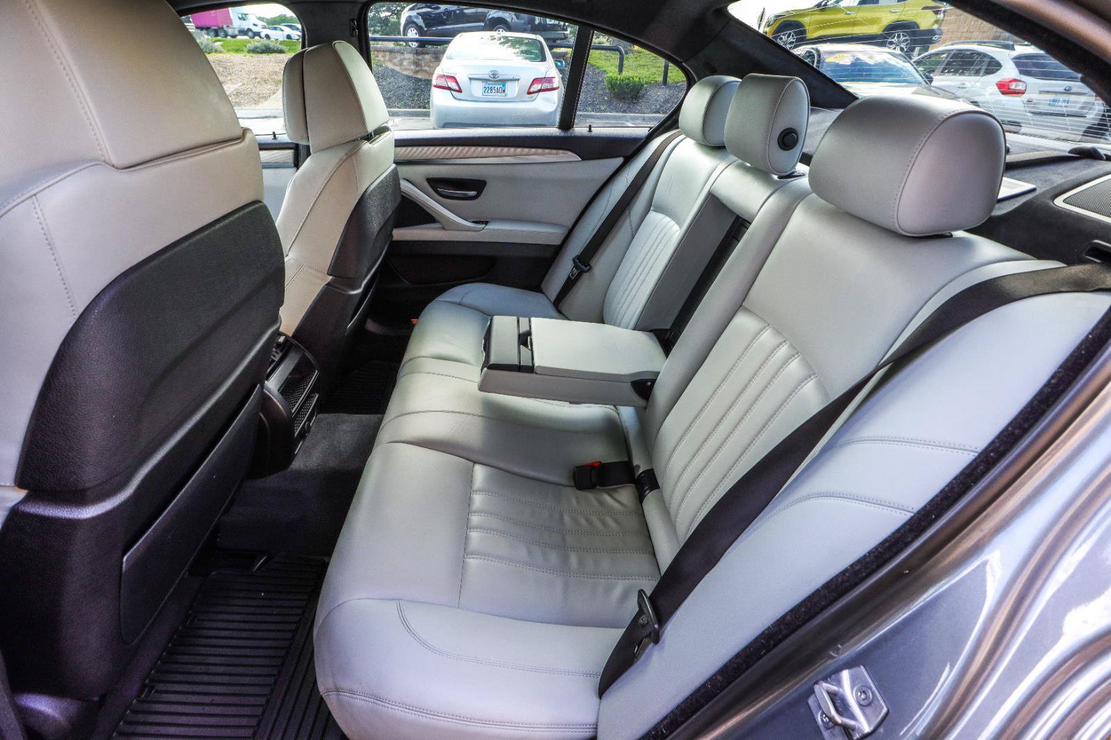Used 2015 BMW M5 RWD image 40