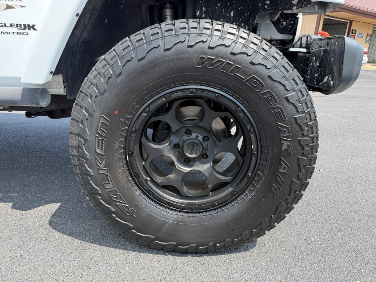 Used 2018 Jeep Wrangler Unlimited Sahara AWD/4WD image 36