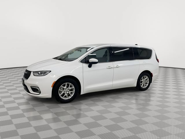 Used 2024 Chrysler Pacifica Touring-L FWD image 5