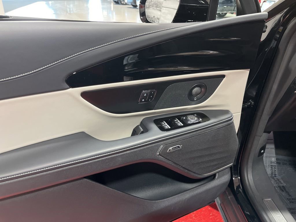 Used 2025 Lincoln Nautilus Reserve image 22