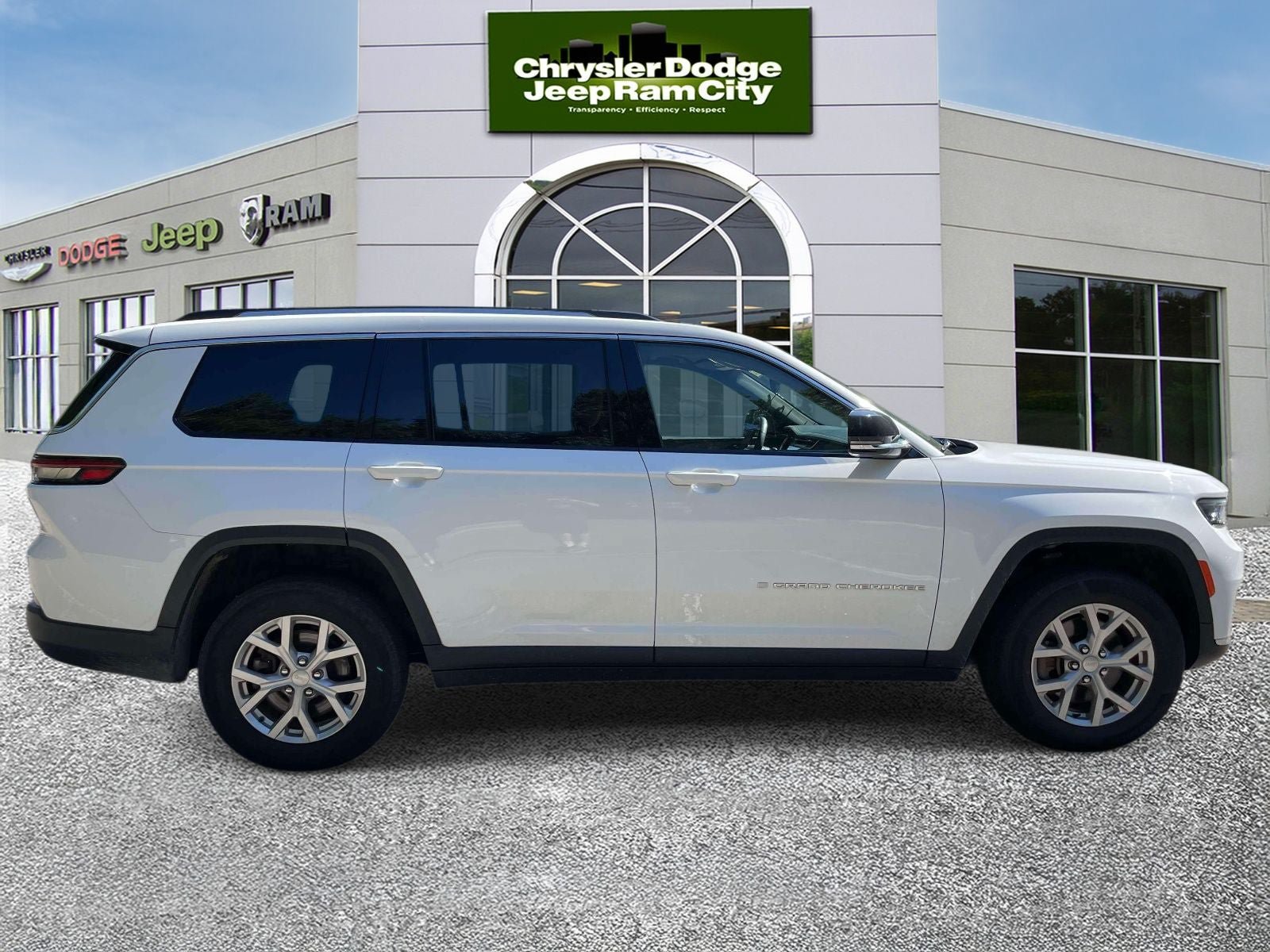Used 2023 Jeep Grand Cherokee L Limited AWD/4WD image 5