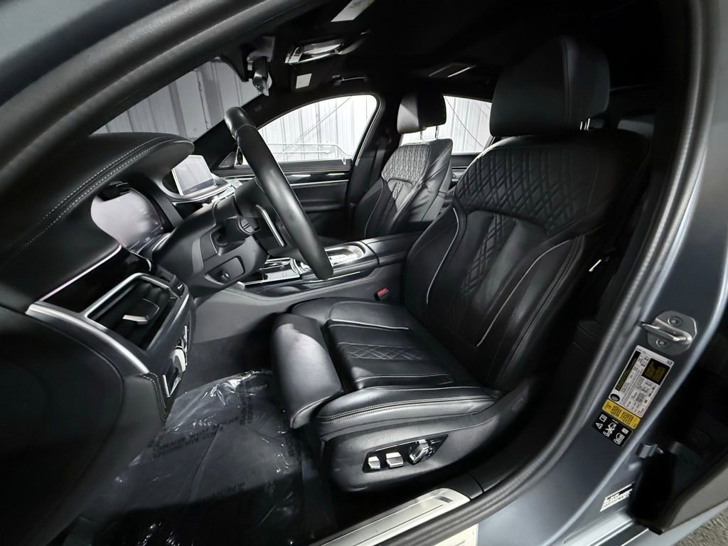 Used 2022 BMW 750i xDrive w/ Luxury Rear Seating Package image 13