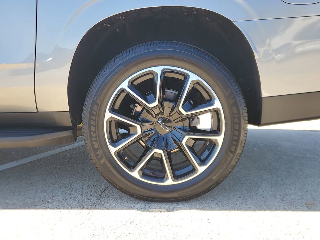 Used 2025 Chevrolet Suburban RST image 8
