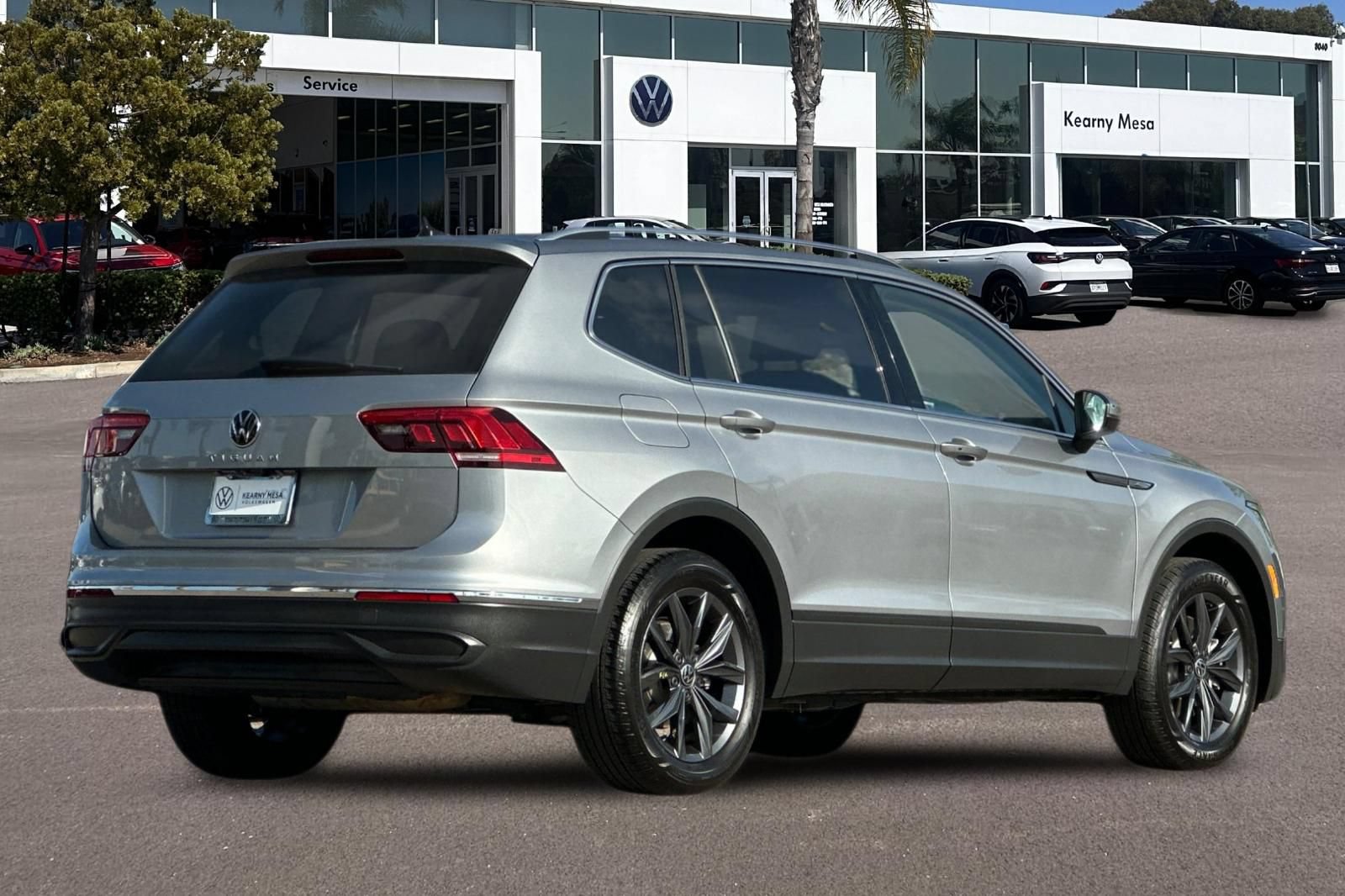 Used 2023 Volkswagen Tiguan SE FWD image 4