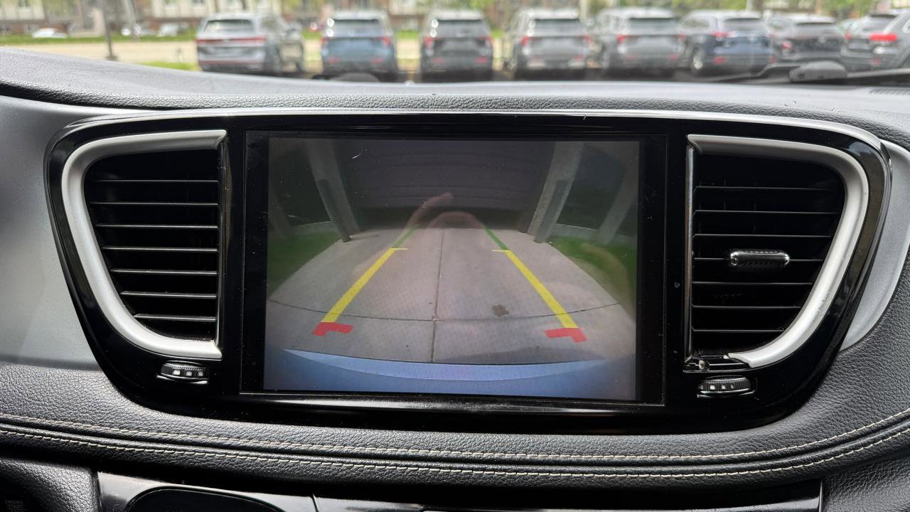 Used 2022 Chrysler Pacifica Touring FWD image 17