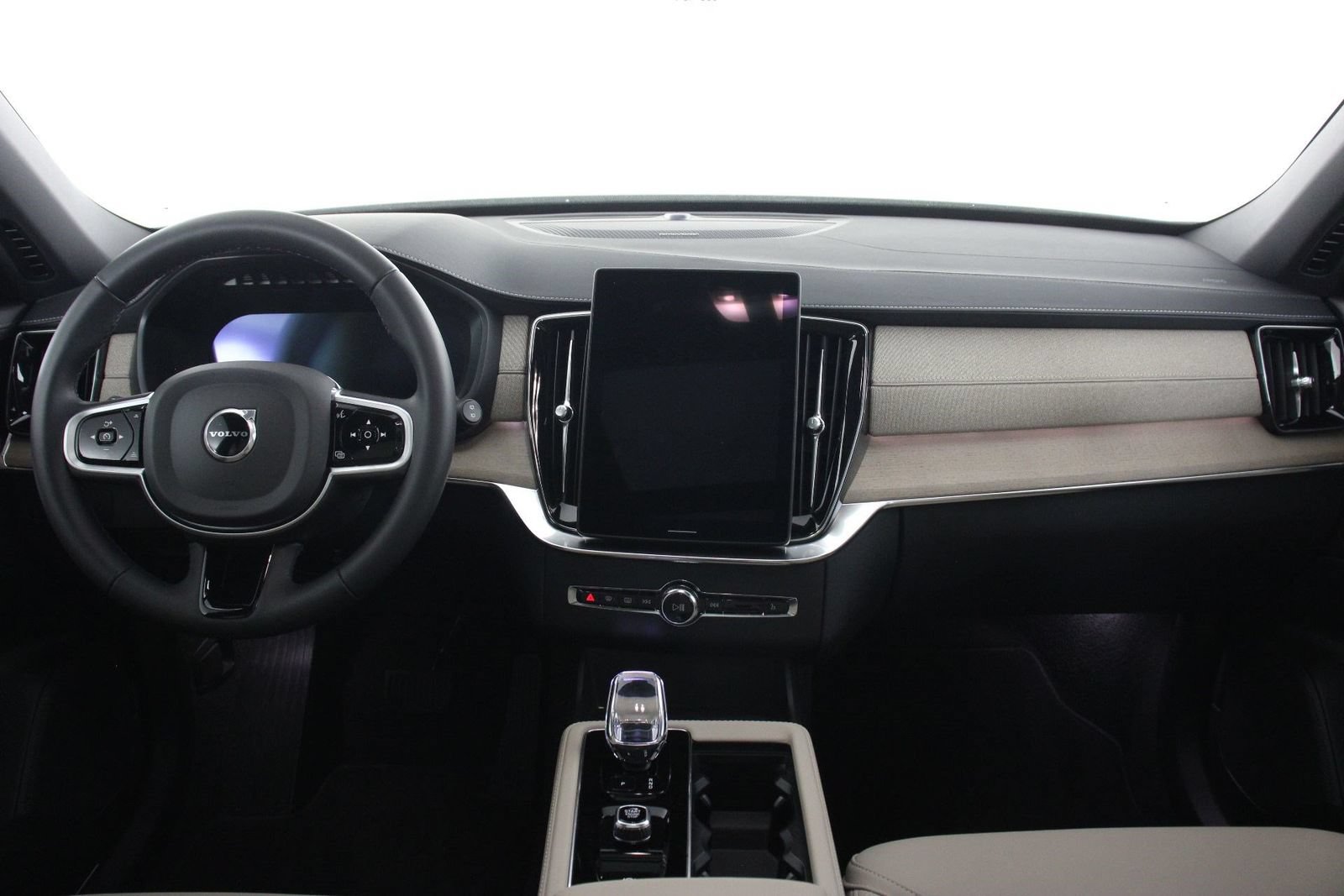 Certified 2026 Volvo XC90 B6 Plus w/ Protection Package Premier AWD/4WD image 7