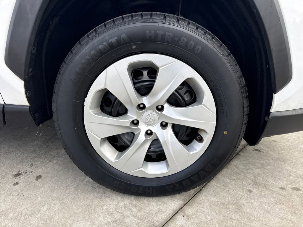 Used 2021 Toyota RAV4 LE image 11