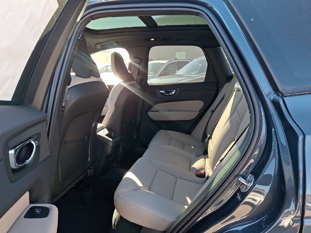 New 2027 Volvo XC60 B5 Plus AWD/4WD image 8