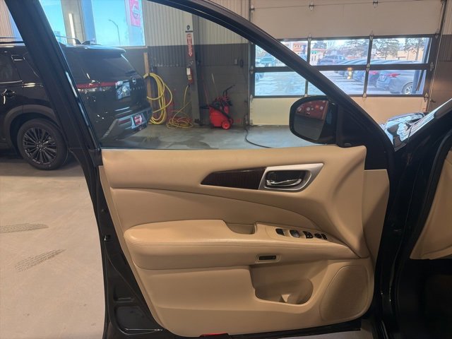 Used 2016 Nissan Pathfinder Platinum w/ Family Entertainment Package image 22