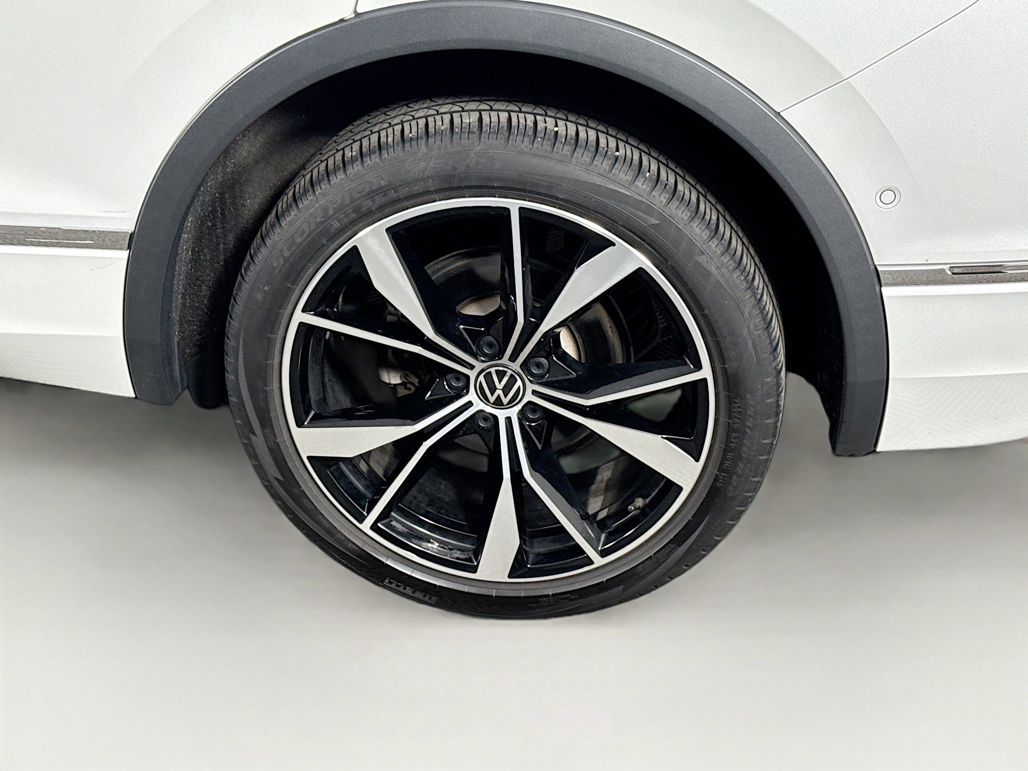 Used 2022 Volkswagen Tiguan SEL R-Line AWD/4WD image 9