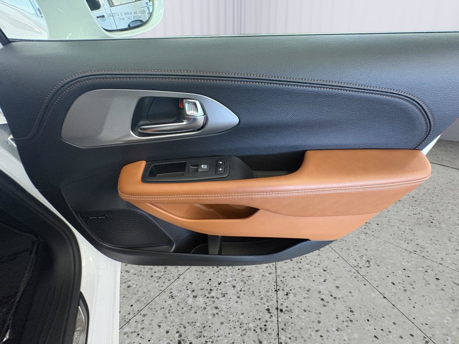 Used 2024 Chrysler Pacifica Pinnacle FWD image 16
