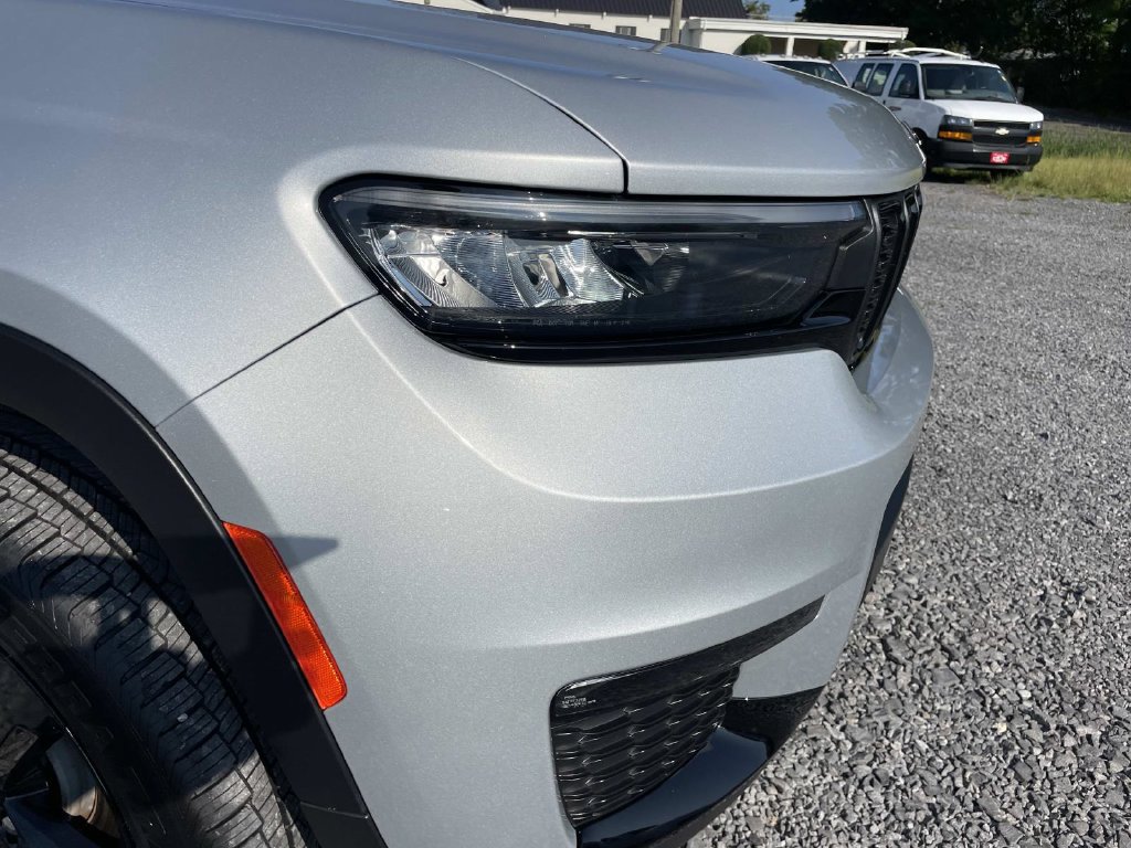 Used 2024 Jeep Grand Cherokee L Limited w/ Black Appearance Package RWD image 34