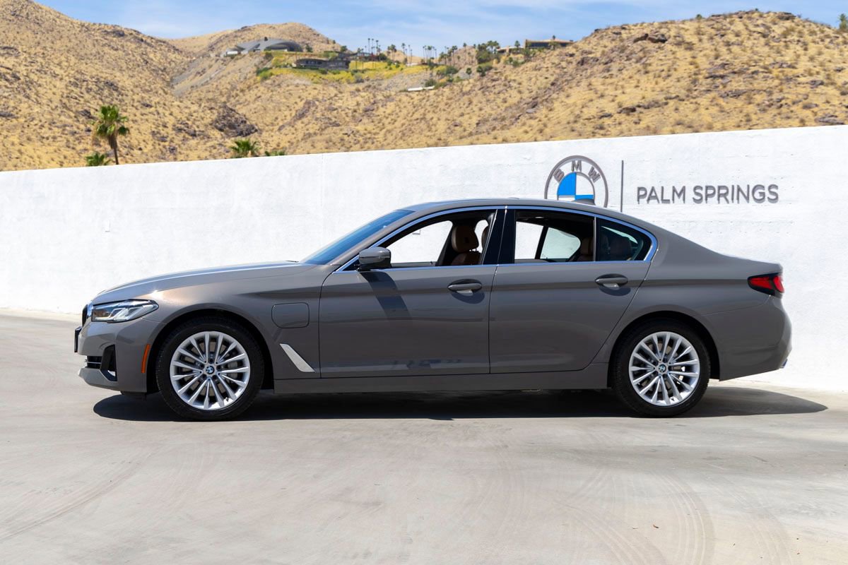 Used 2021 BMW 530e w/ Premium Package RWD image 3