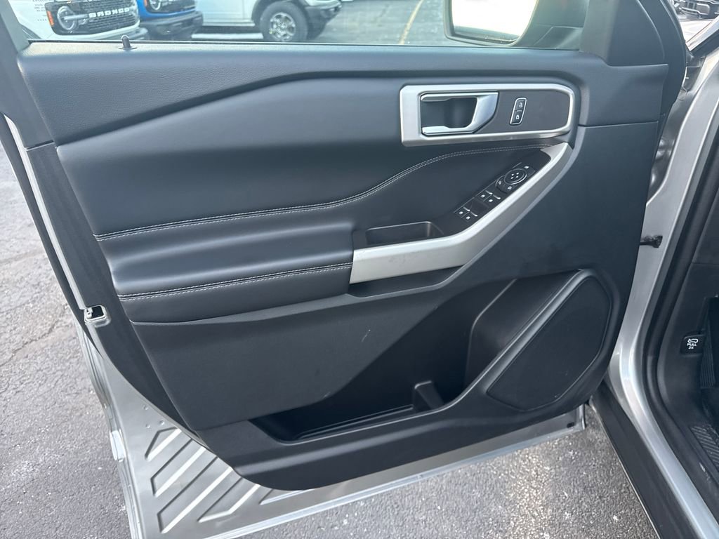 Used 2023 Ford Explorer XLT image 28