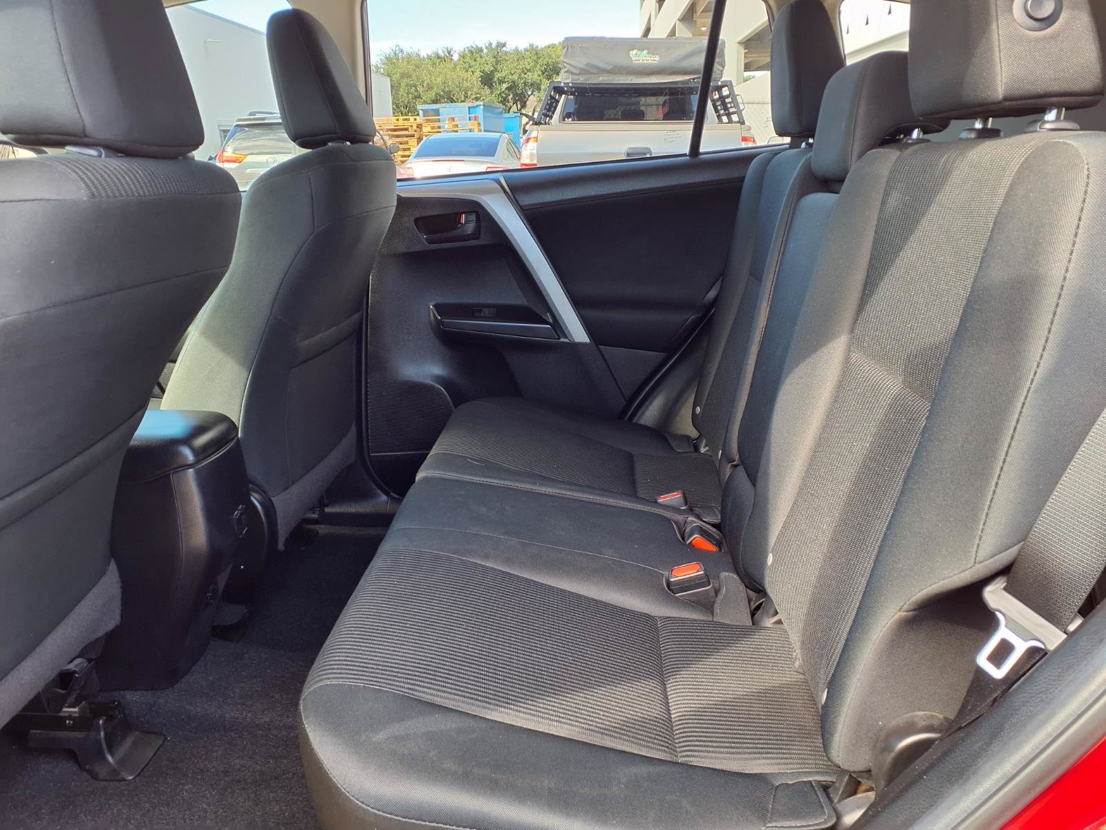 Used 2018 Toyota RAV4 LE FWD image 21
