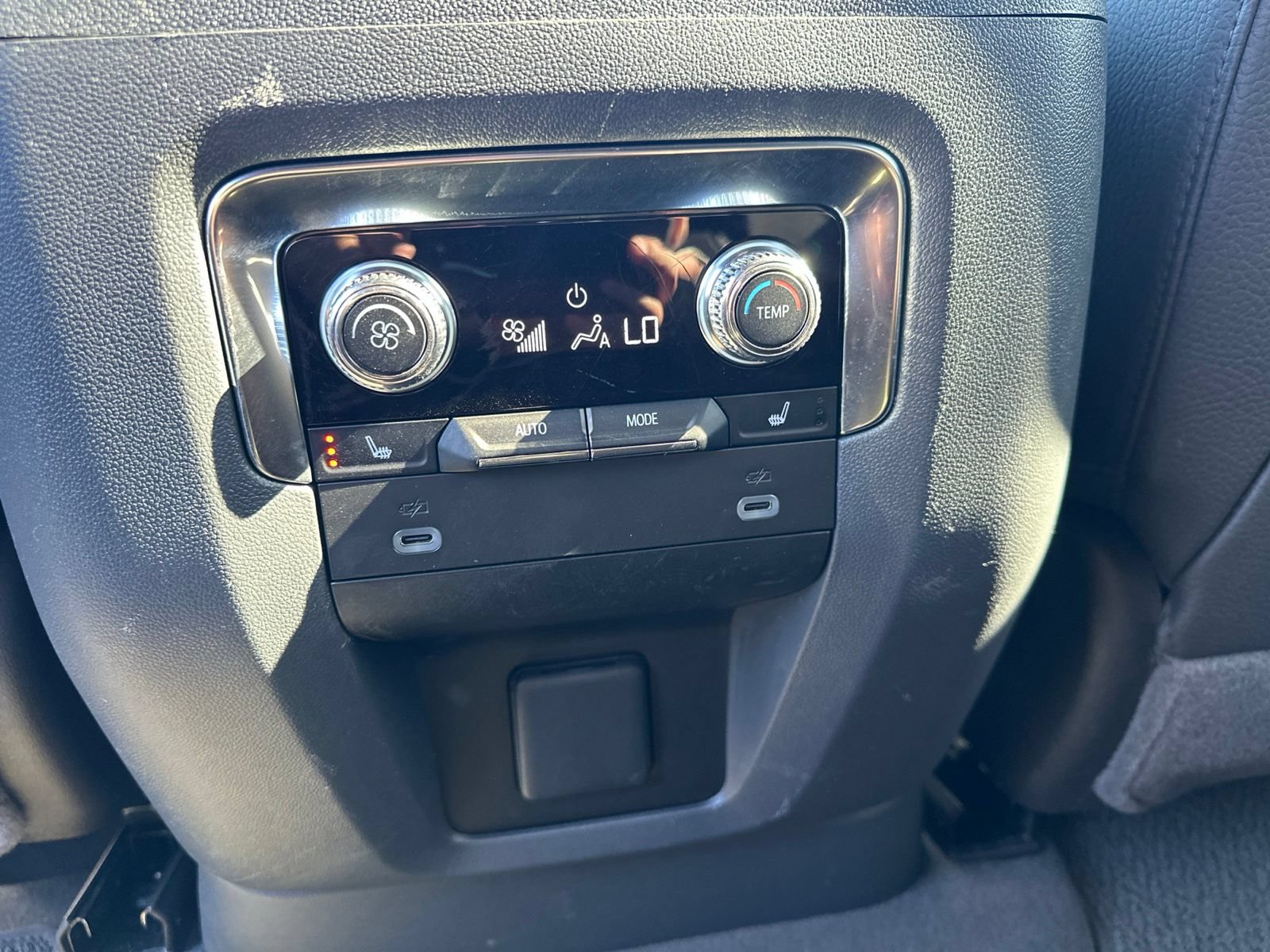 Used 2024 GMC Yukon XL Denali AWD/4WD image 28