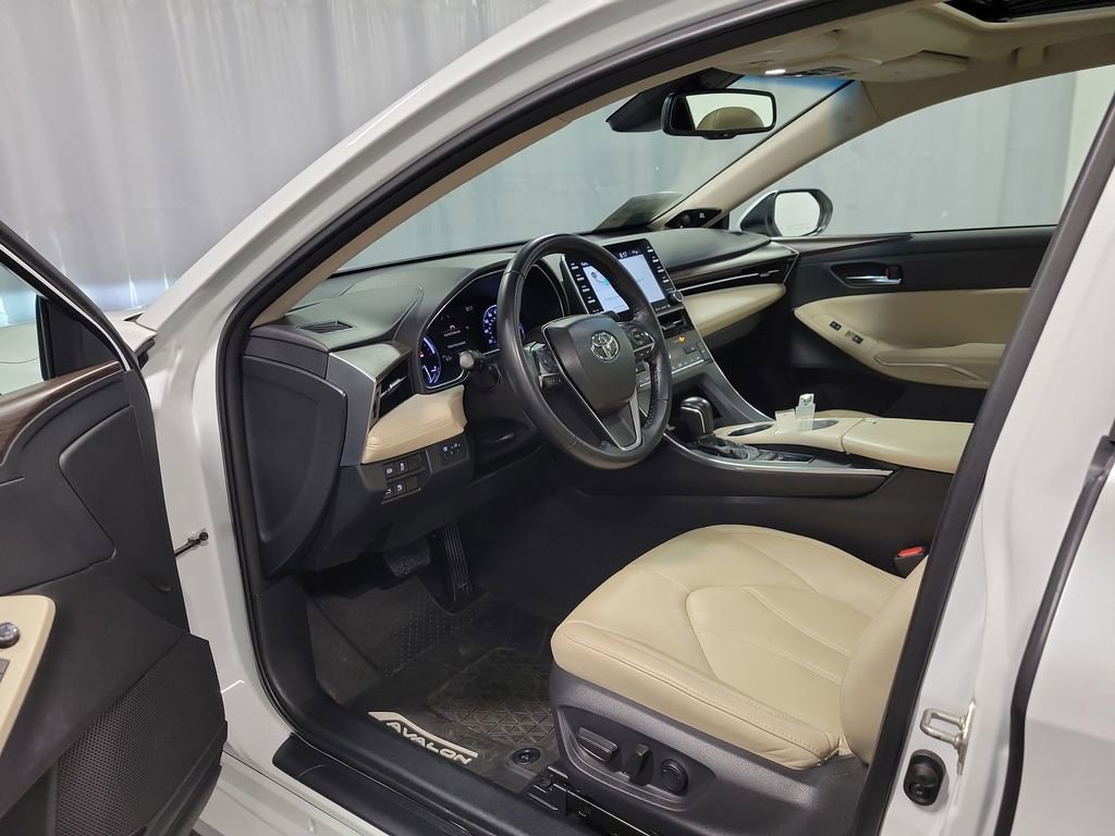 Used 2020 Toyota Avalon XLE w/ Moonroof Package image 12