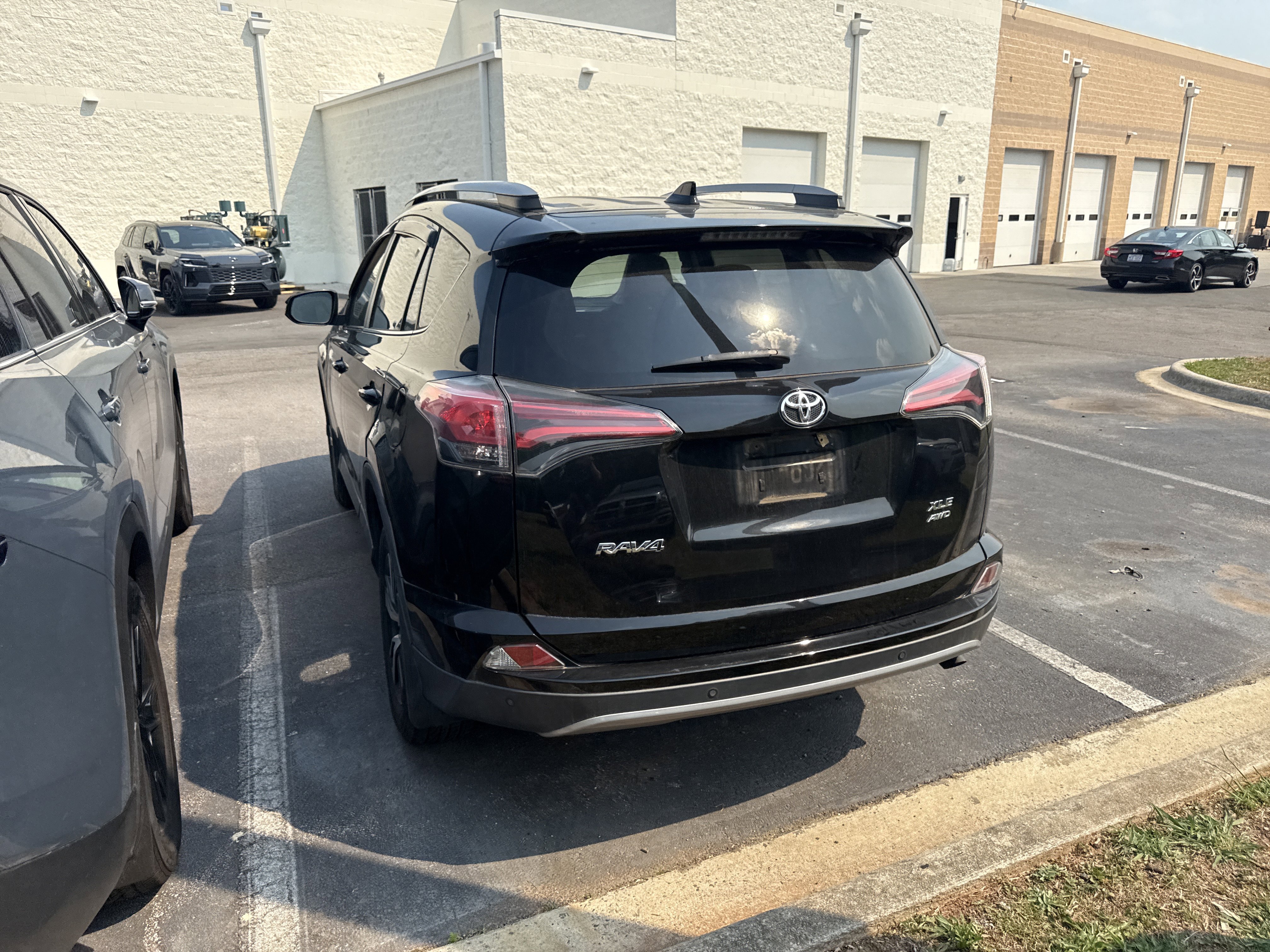 Used 2017 Toyota RAV4 XLE AWD/4WD image 9