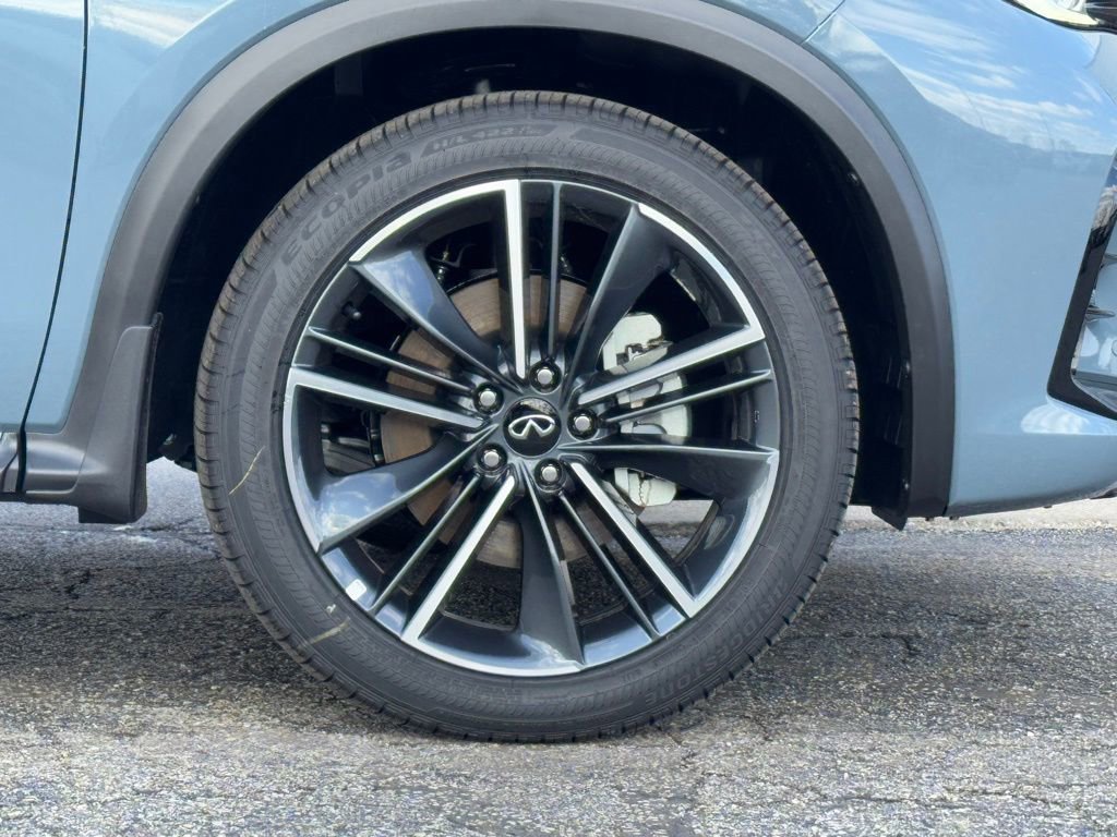 New 2025 INFINITI QX55 Essential image 3