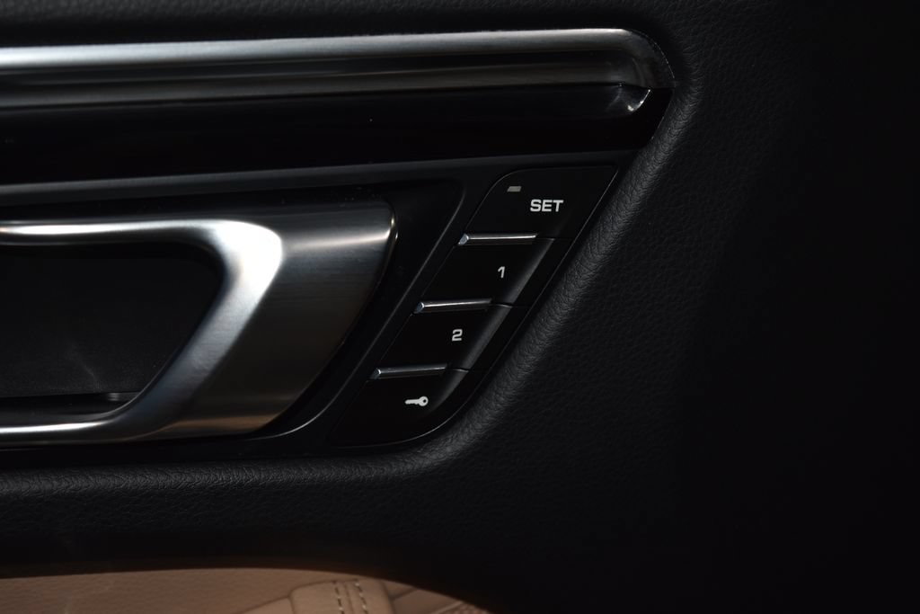 Certified 2025 Porsche Macan AWD/4WD image 7