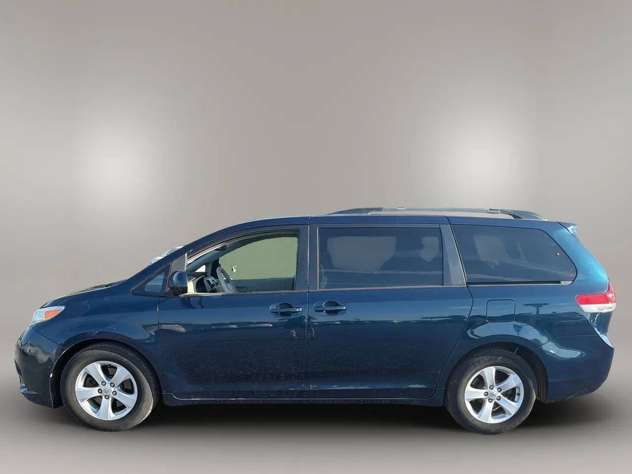 Used 2011 Toyota Sienna LE w/ Towing Pkg FWD image 4