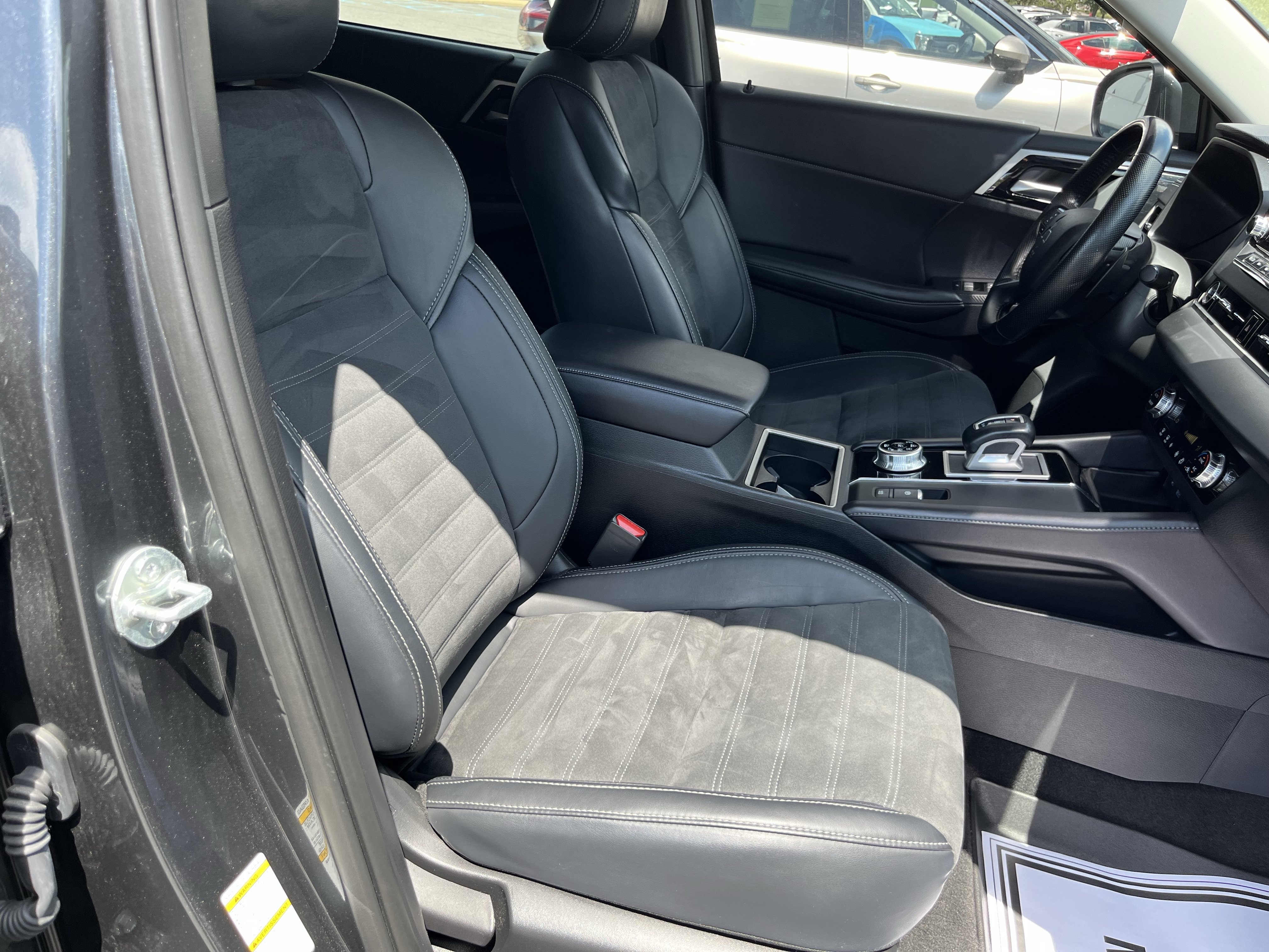 Used 2024 Mitsubishi Outlander SE AWD/4WD image 3
