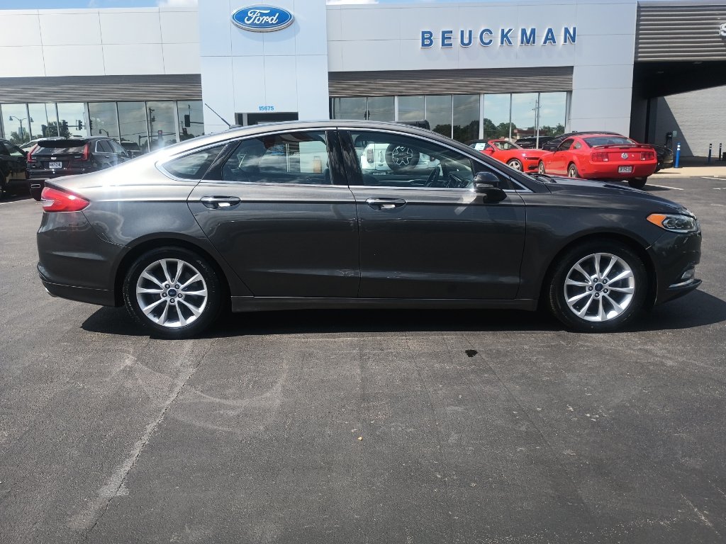 Used 2017 Ford Fusion SE w/ Fusion SE Technology Package FWD image 9
