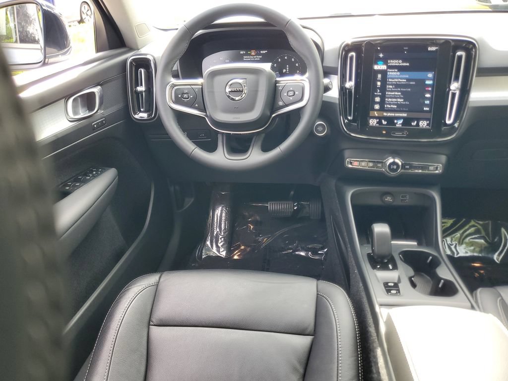 Certified 2022 Volvo XC40 T4 Momentum w/ Premium Package FWD image 17