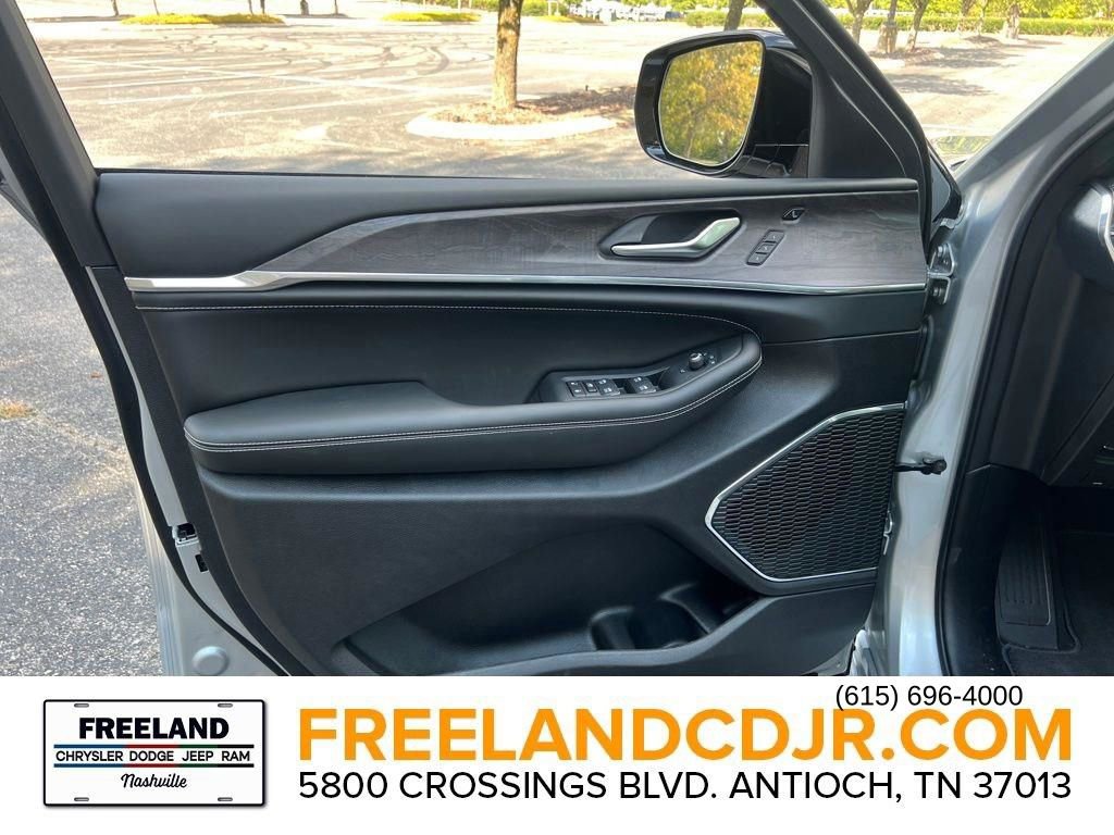 New 2025 Jeep Grand Cherokee L Overland w/ Luxury Tech Group IV image 21